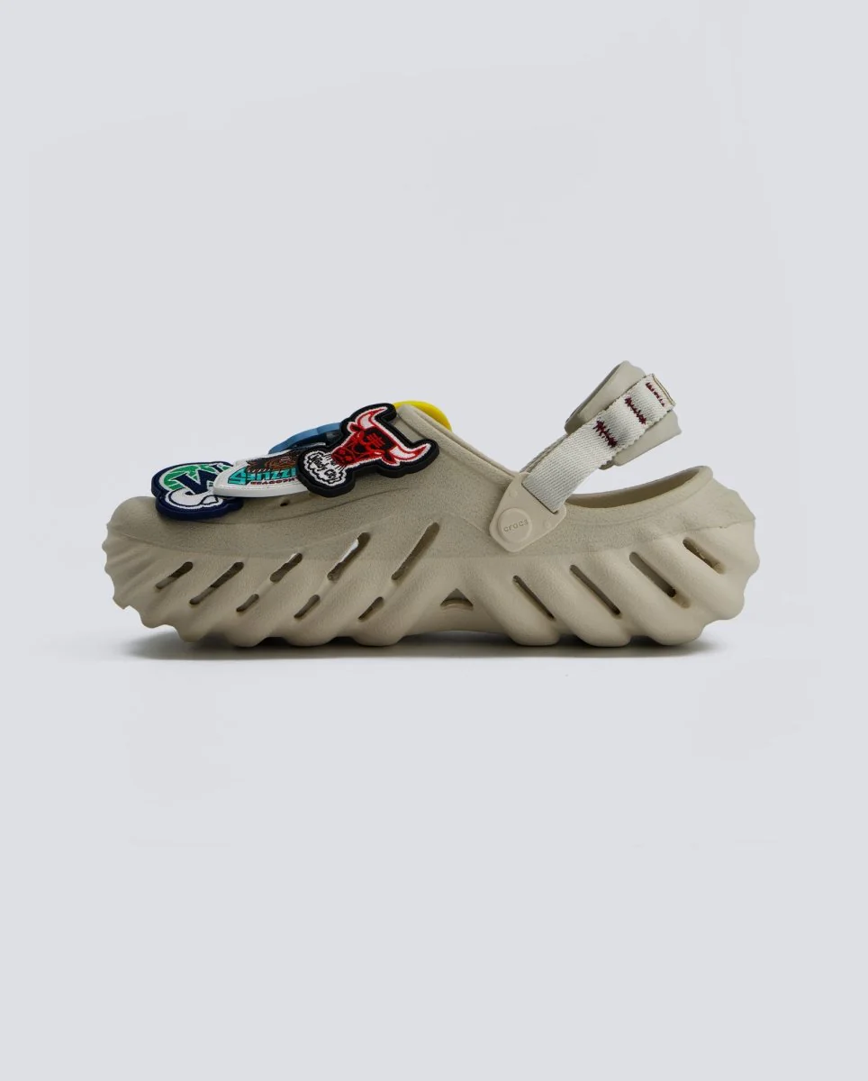 Crocs NBA Echo Clog Beige Mujer - Image 6