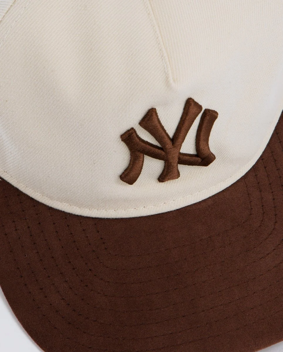 Gorra New Era MLB Suede Yankees 9FIFTY Beige Hombre - Image 3